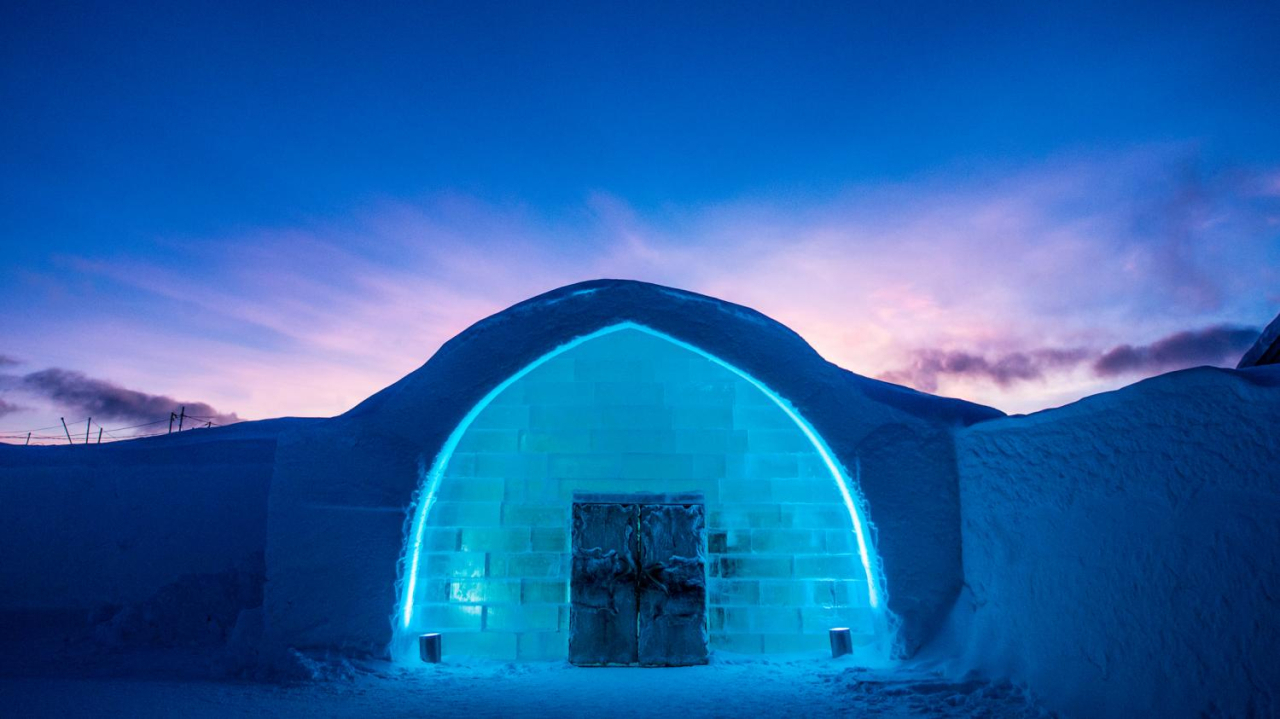 icehotel-entrance-of-the-ice-hotel-blue-twilight_0